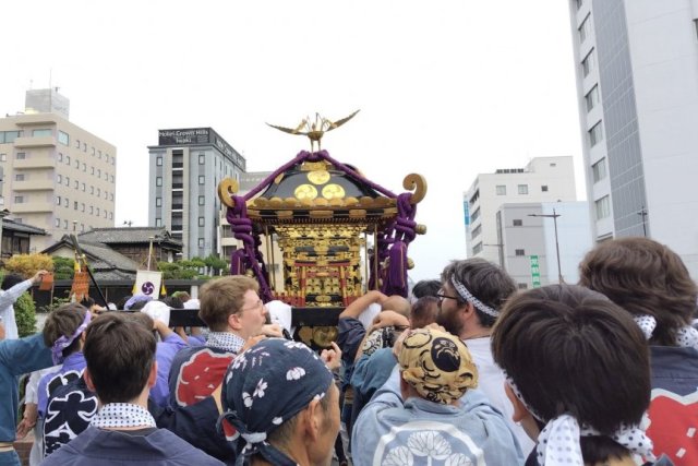 旅人から街人へ ― 商店街に泊まる例大祭神輿の担ぎ手体験