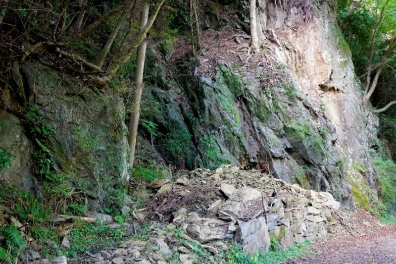 落石の恐れがあるため、入山の際は十分にご注意ください。