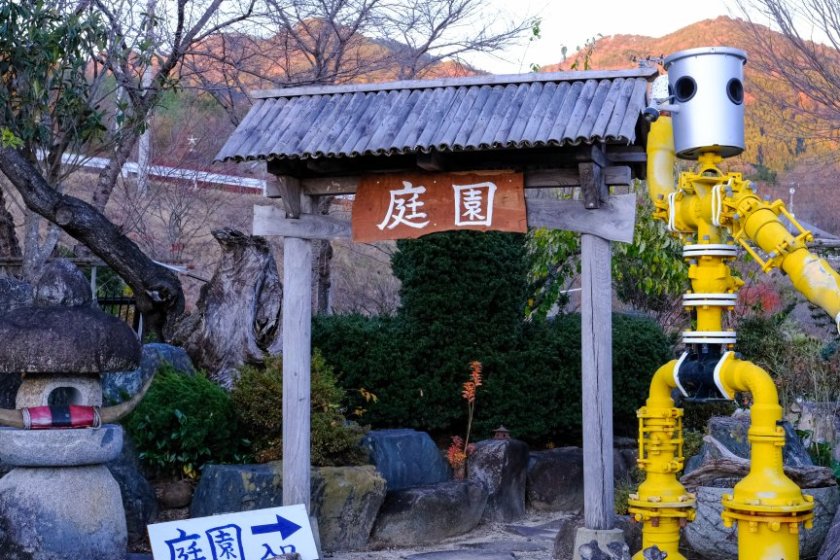 池もある庭園の入り口