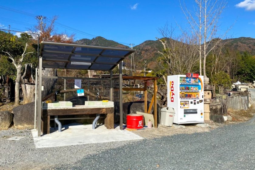 洗い場と自販機 灰も捨てられます