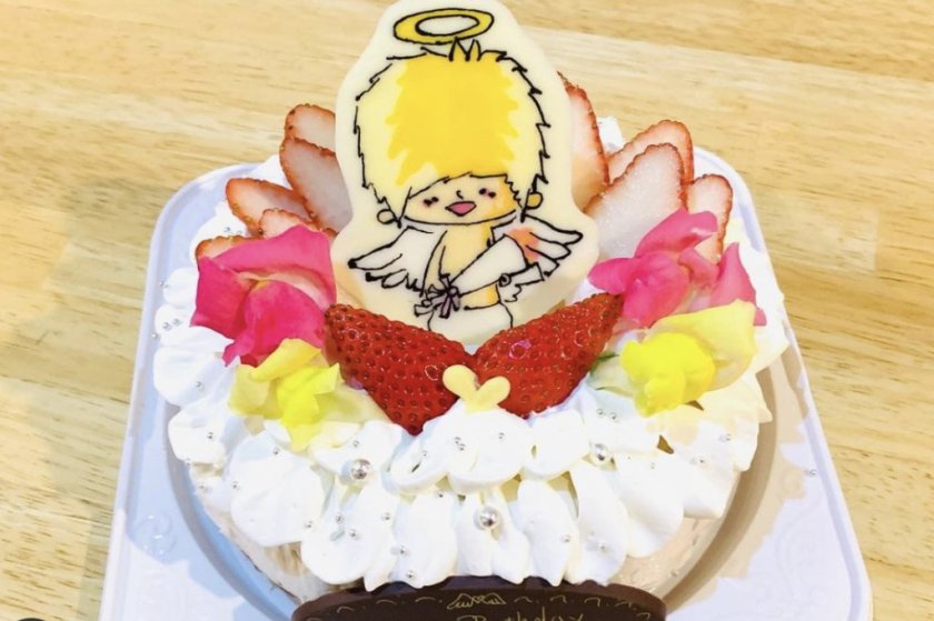 イチゴのフレーバーのレアチーズケーキ