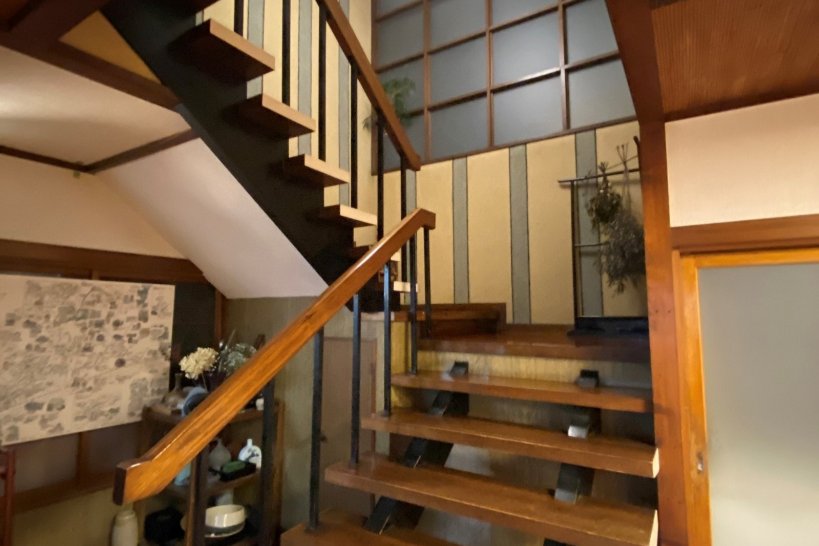 階段は三か所あり、建物中央にある階段は昭和レトロな雰囲気でした